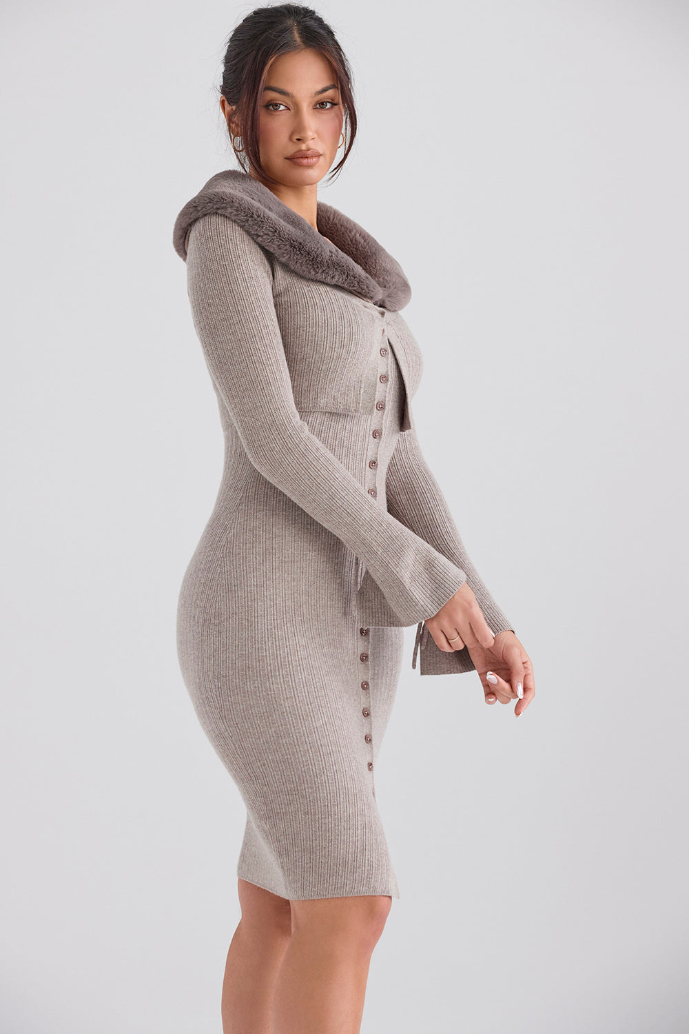 Beige cardigan i kashmir med kamelstrikket midi-nederdel