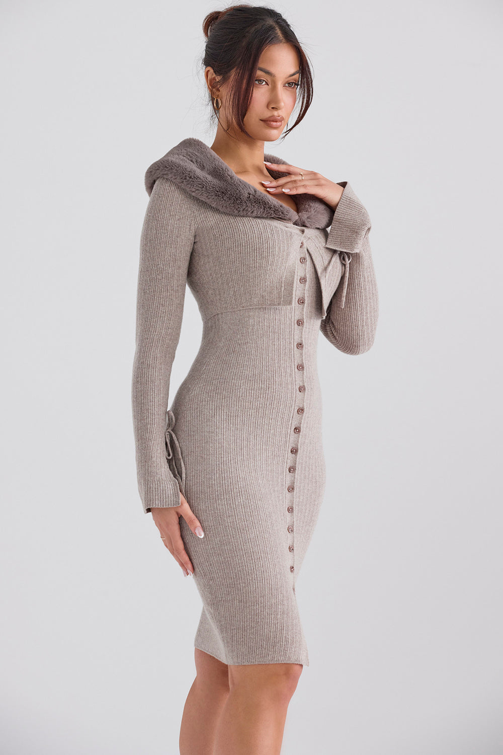 Beige cardigan i kashmir med kamelstrikket midi-nederdel