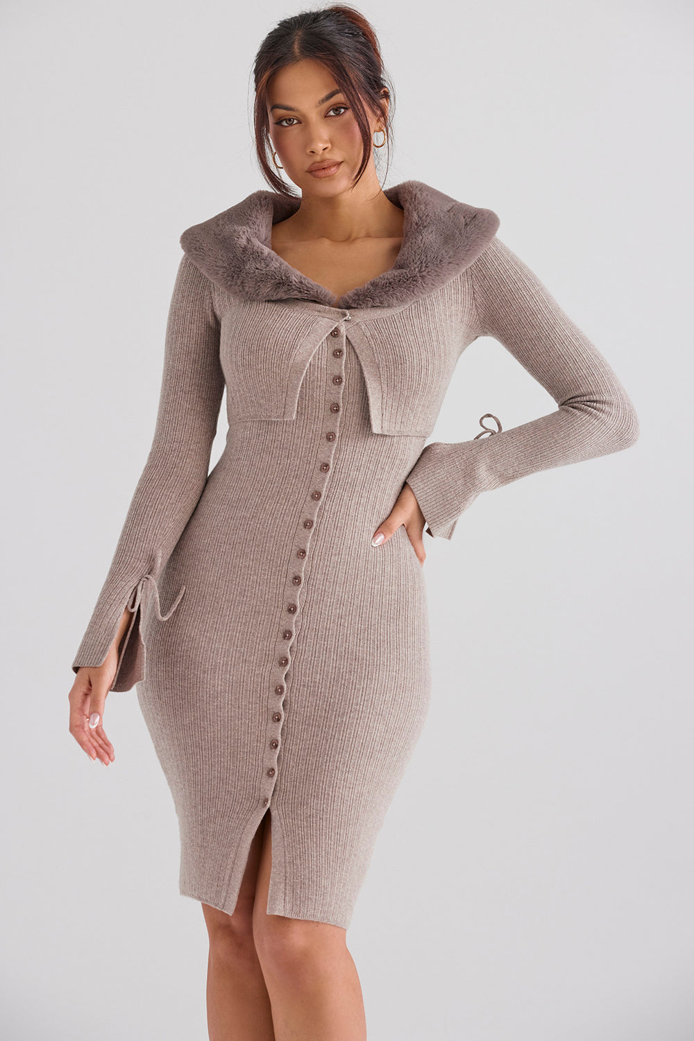 Beige cardigan i kashmir med kamelstrikket midi-nederdel