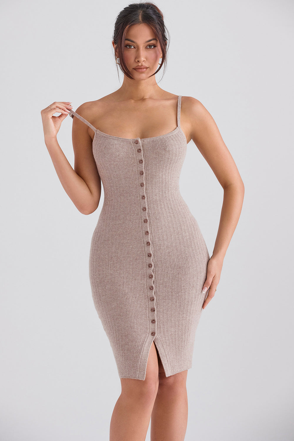 Beige cardigan i kashmir med kamelstrikket midi-nederdel