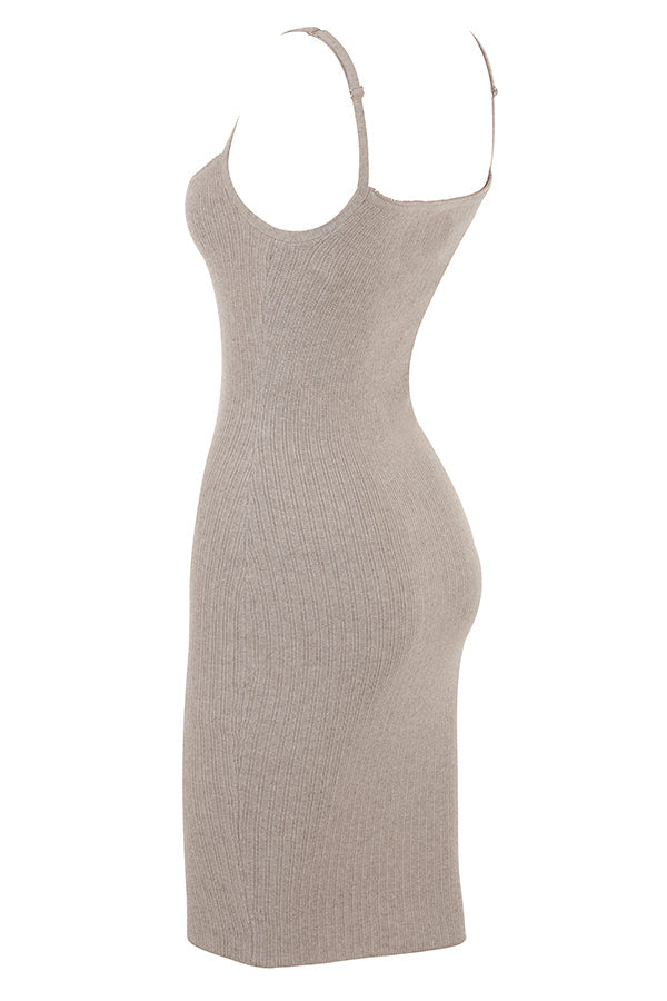 Beige cardigan i kashmir med kamelstrikket midi-nederdel