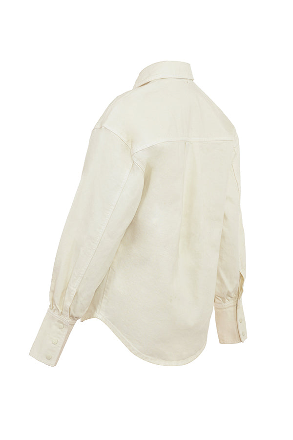Elfenbensfarvet denimskjorte med brede jeans med brede ben